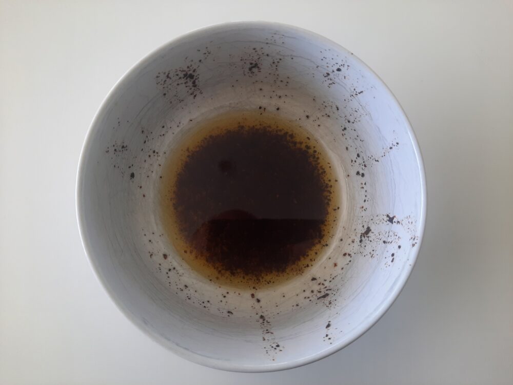 olijfolie met gemalen kruidnagel in een wit kommetje